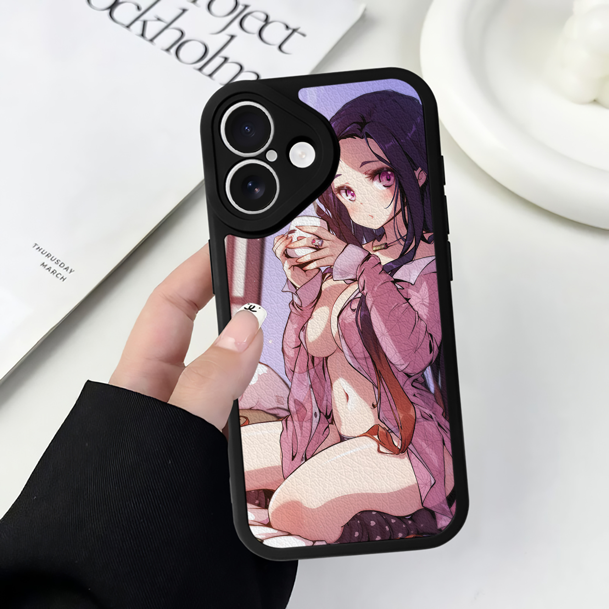 （画像用） 鬼滅の刃（きめつのやいば）竈門 禰󠄀豆子／かまど ねずこ Kamado Nezuko 【iPhone 16シリーズ対応】シリコンスマホケース（レザー調） 材質：シリコン